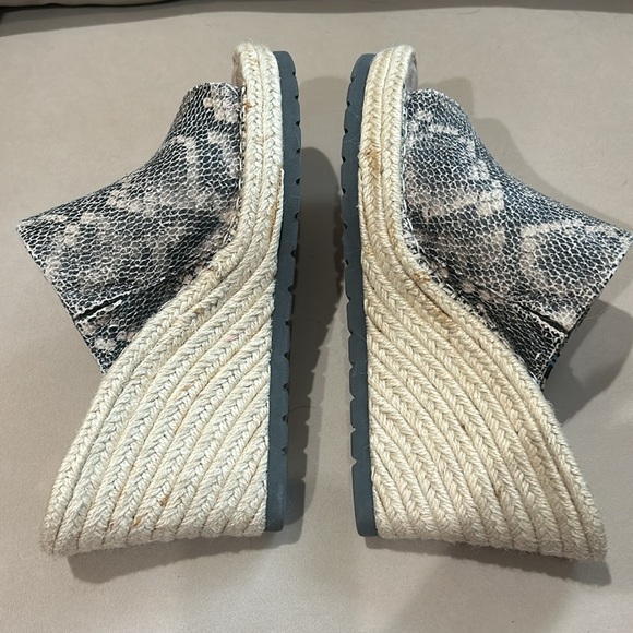 Tom’s wedge. Snakeskin. Super comfy. Size 10. Worn once - Picture 5 of 8